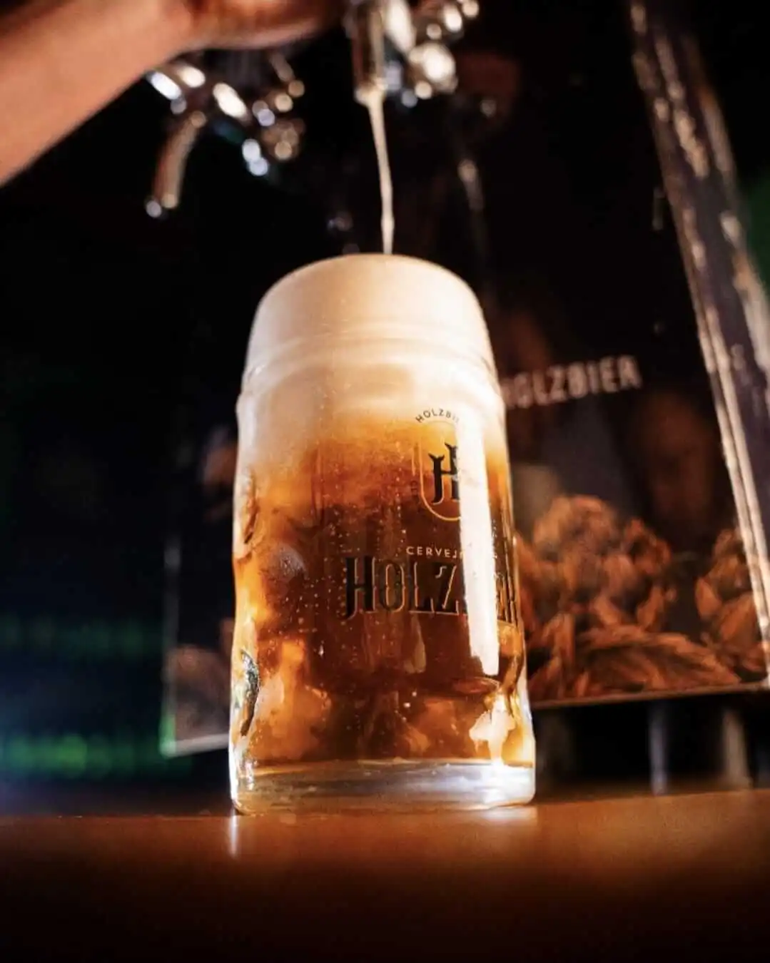Chopp artesanal sendo servido